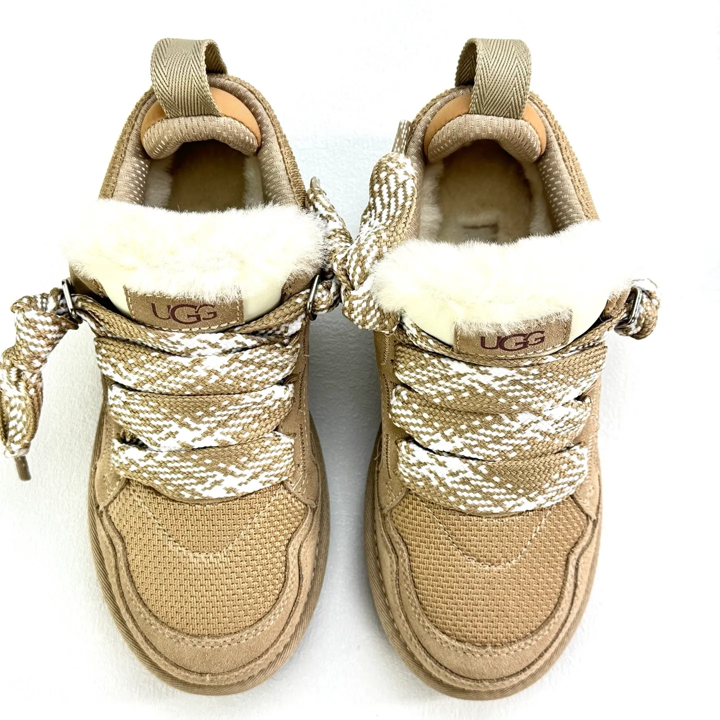 Local 💰600 supports stocking. Platform operation #UGG｜Low top 4032 Mel casual shoes, upper design, recycled ballistic canvas mesh, high-quality suede upper, two-color flat shoelaces. The inner material of the shoe is made of Longfeng sheep fur. The fur lining keeps warm and locks in temperature. The sole material is comfortable Treadlite by #UGG #EVA. Light wing outsole. Size: 35 36 37 38 39 40